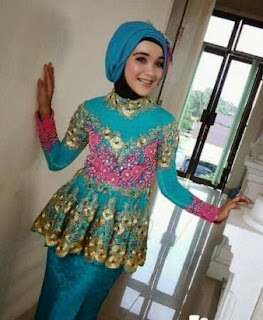 Hijab Simple Dengan Gamis Brokat Warna Hijau Tosca