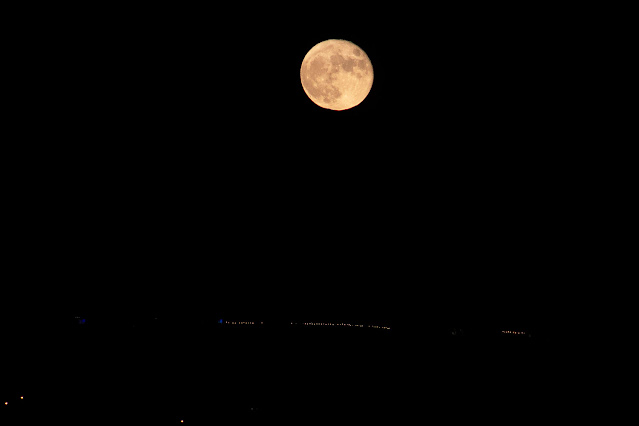 Full image Moon, DSLR, 300mm, 1/125 second (Source: Palmia Observatory)