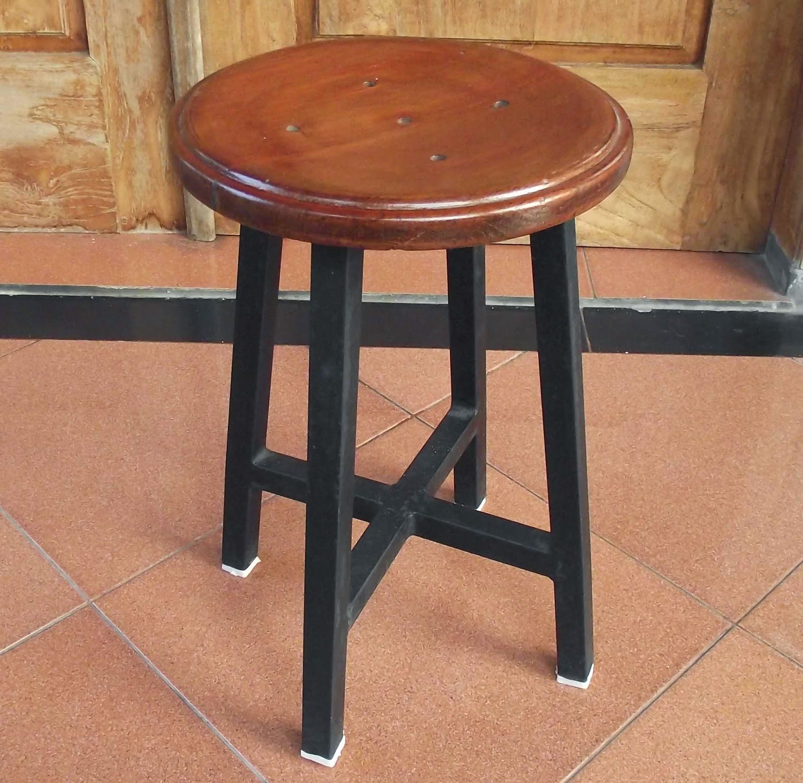 d mange antique Kursi  Bundar Stool Kaki  Besi 