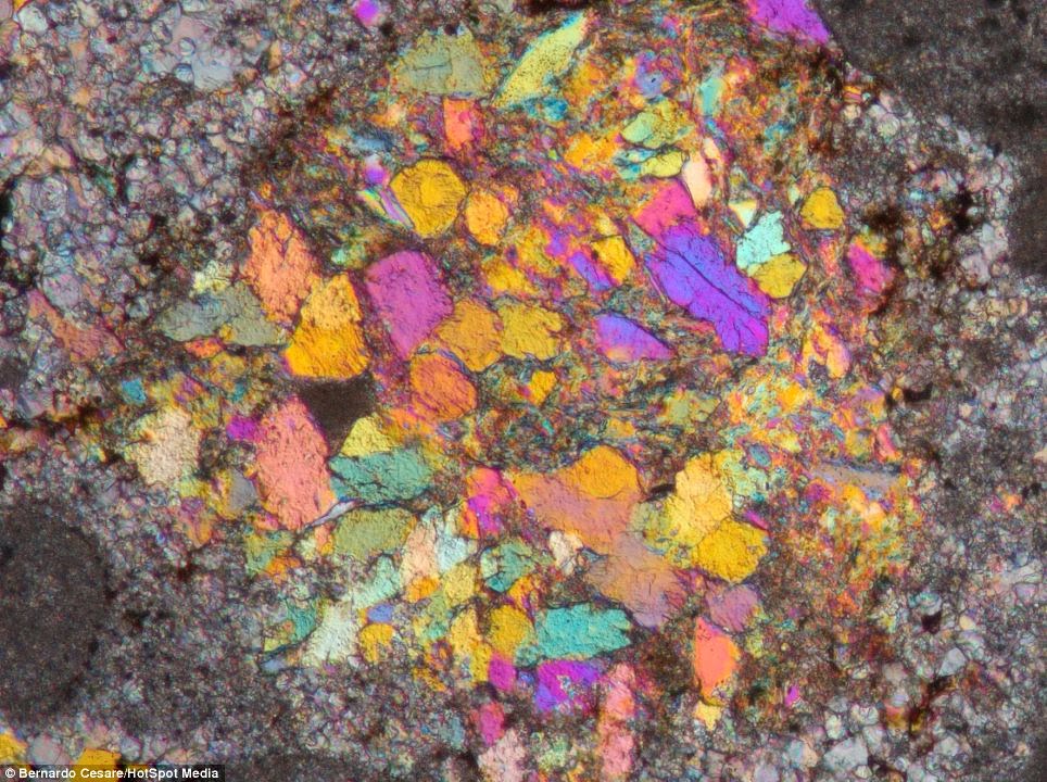  Batu  kerikil  dilihat bawah mikroskop nampak warna  warni  