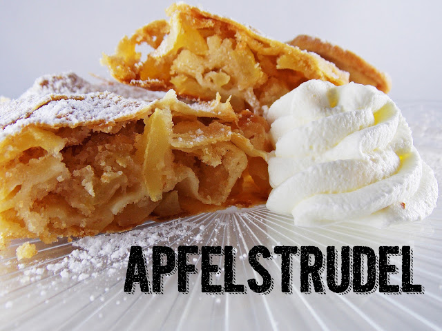 Zwei Stücke österreichischer Apfelstrudel mit Sahne