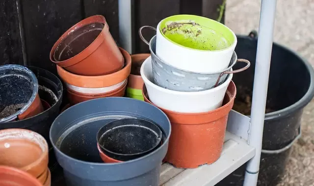 Storing pots in storage crates
