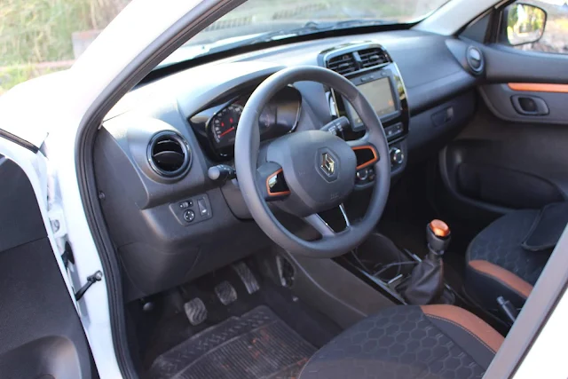 Renault Kwid Outsider 2020- interior - espaço dianteiro