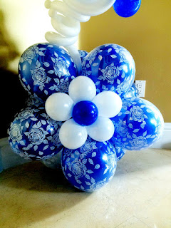  Blue flower balloon column