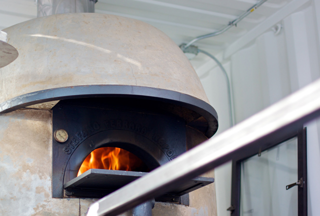 Caminhão tem forno a lenha e serve pizza quentinha