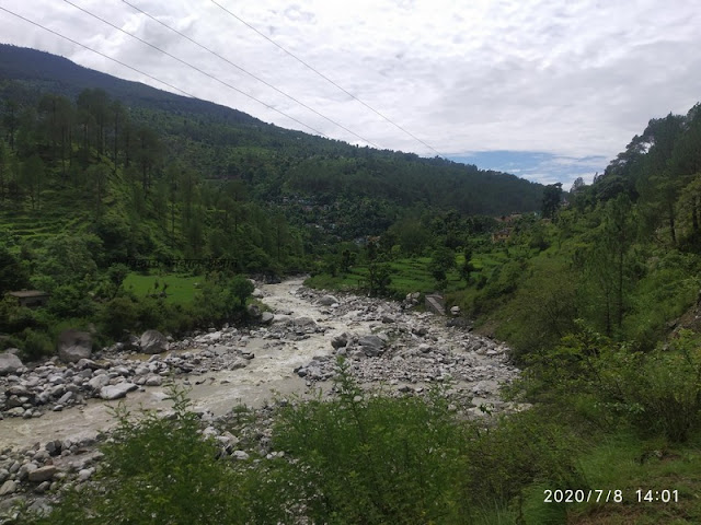 गाँव की तरफ बढ़ते हए