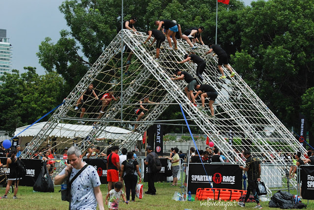 Spartans conquering the Spartan Cargo Net Wall