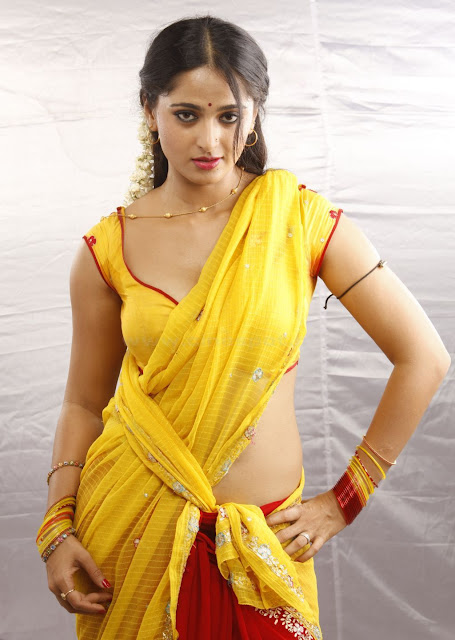 Anushka sexy saree