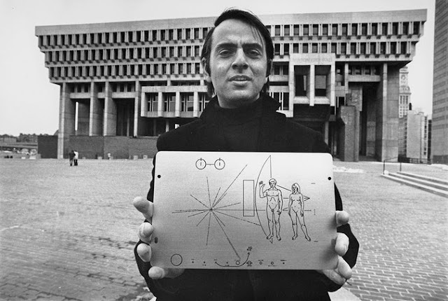 carl-sagan-memegang-plakat-pioneer-di-boston-pada-tahun-1977-astronomi
