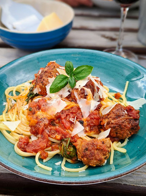 Pasta mit Hackbällchen in Tomatensauce und Mozzarella