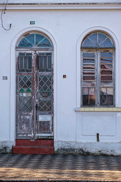 Uma casa na Iguaçu que é UIP - detalhe porta e janela