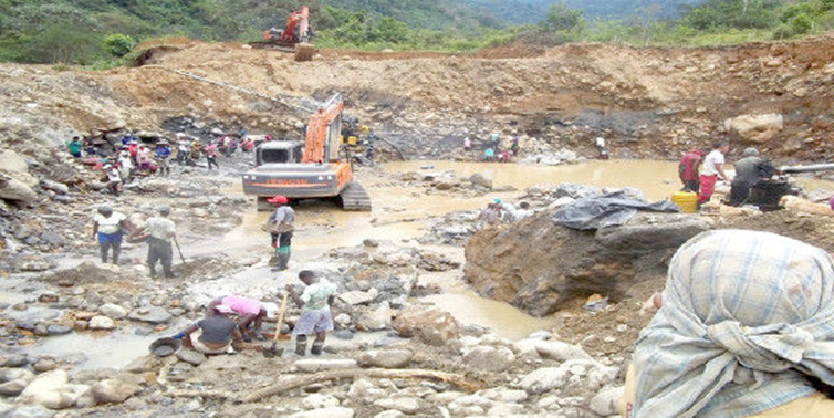 Pozo de explotación ilegal de oro en el río Agüíta en Risaralda
