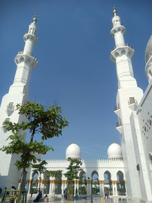 dua menara di masjid sheikh zayed