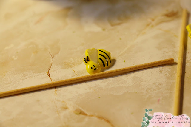 Bumblebee button and wooden dowel
