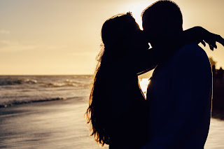 Couples kissing in sea shore,kissing in sea,kissing couple images,sweet loving couple images,Romantic cute sweet couple images Nice love images, Love couple images, Real love images, Love cute images, Romantic images,  Hug Images, Lovely romantic images, 4truelovers images,Love cute images 