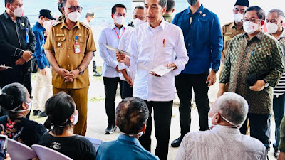 Serahkan Bansos di Kantor Pos Jailolo, Presiden Jokowi Minta Gunakan untuk Hal Produktif