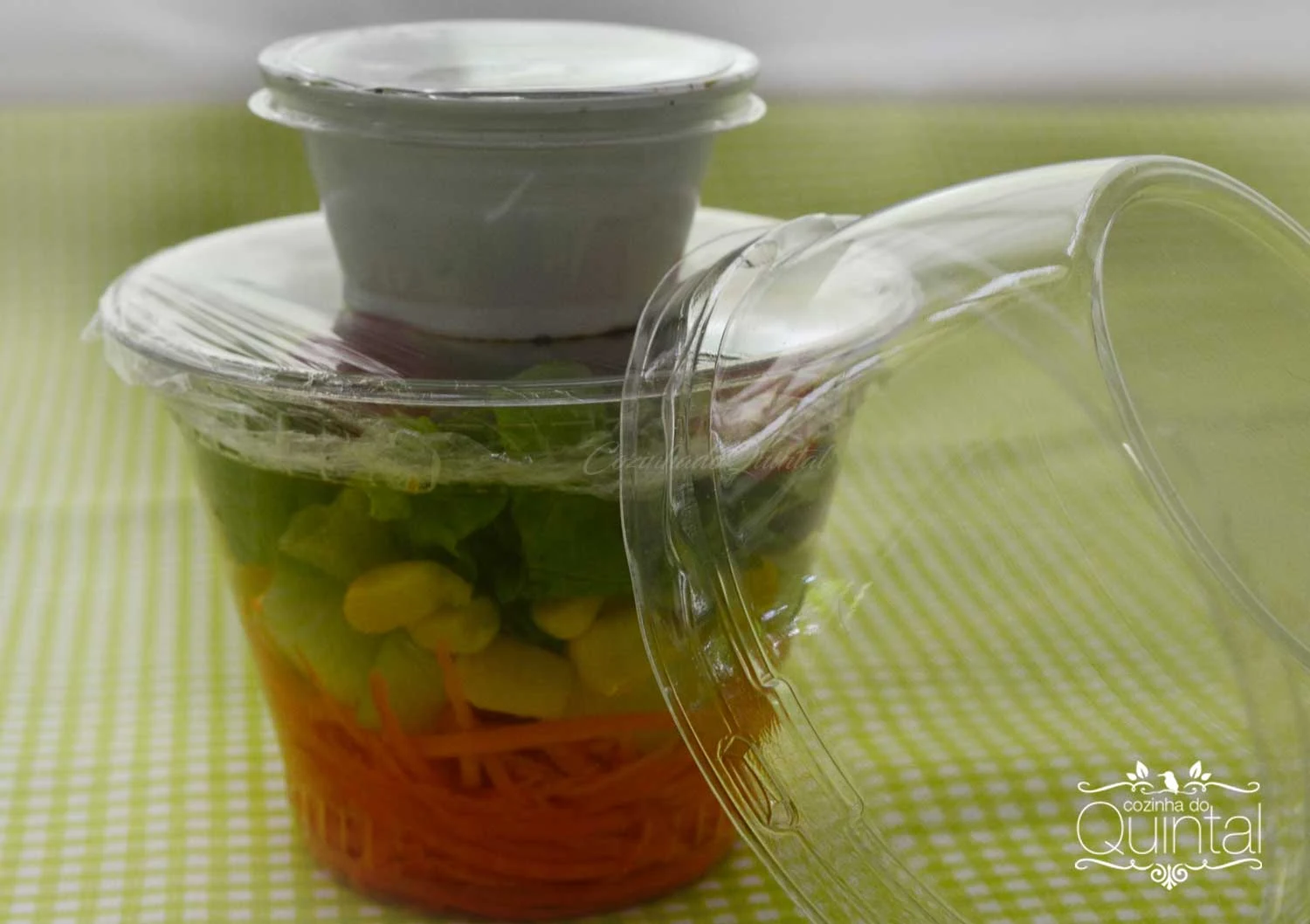 Salada Individual com Molho para Vender na Cozinha do Quintal