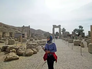 Tác giả giữa một phế tích xứ Ba Tư.