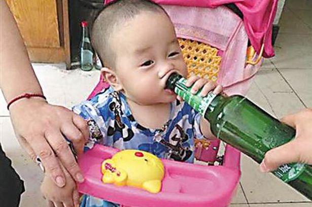 Pai dá gotas de cerveja para bebê e criança se torna viciada com 1 ano de vida