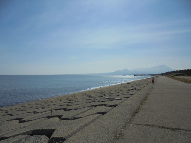 孝霊山と夏の海の美しい眺め