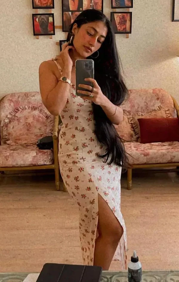 dhanashree verma high slit sexy legs hot indian dancer selfie