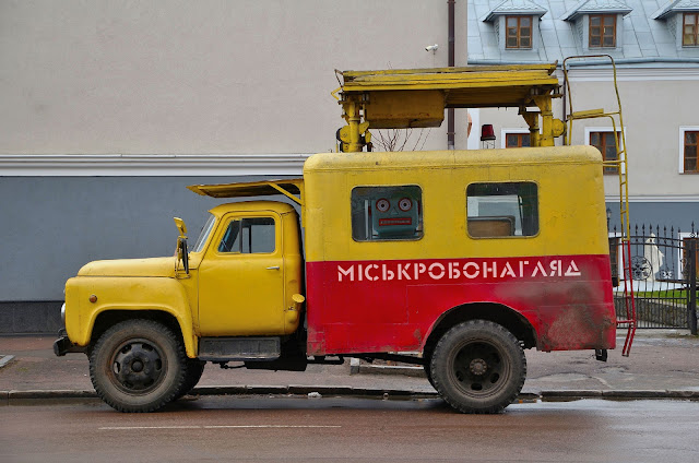 Службовий автомобіль міського нагляду за роботами.