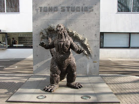 estatua de Godzilla en Toho Studios