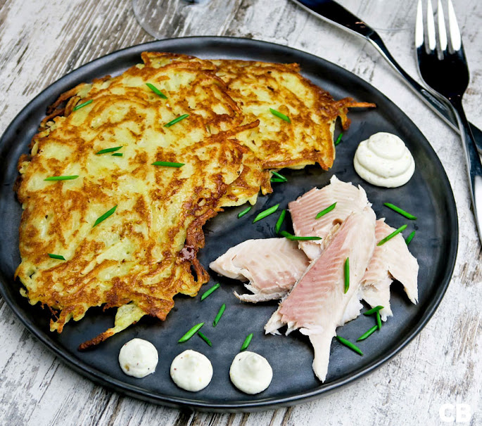 Limburgse riefkeukskes, aardappelpannenkoekjes, met gerookte forel en mierikswortelroom