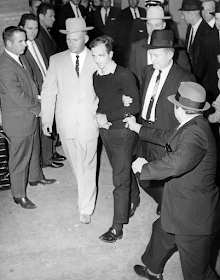 Lee Harvey Oswald es disparado por Jack Ruby en Dallas