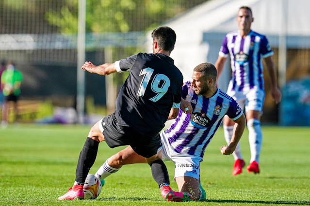 Weissman e Irazabal pugnando por el balón. REAL VALLADOLID C. F. 2 S. D. AMOREBIETA 2 (5-3 en los penaltis). 06/08/2021. I Trofeo Villa de Zaratán. Zaratán, Valladolid, España, campo El Plantío. GOLES: 0-1: 28’, Etxaburu. 1-1: 60’, Kiko Olivas. 1-2: 66’, Ozkoidi. 2-2: 86’, Nacho, de penalti.