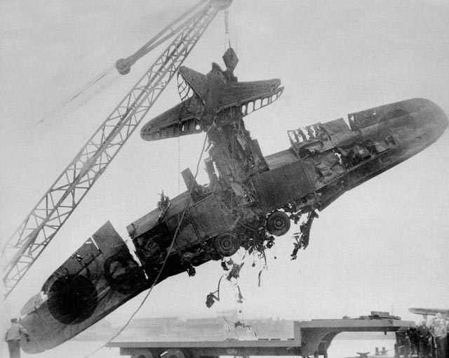 Wrecked Japanese plane pulled from Pearl Harbor worldwartwo.filminspector.com