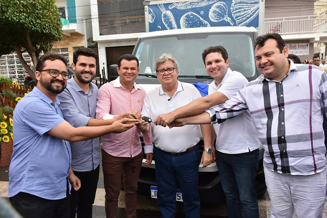 João Azevêdo visita obra da PB-356, entrega ambulância, assina ordens para construção de escola, quadra esportiva e creche em Tavares