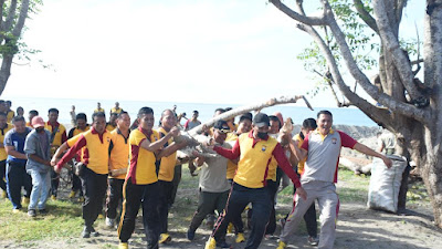 Jajaran TNI-POLRI Serta Masyarakat Kerja Bakti di Pantai Merpati Jelang Porprov