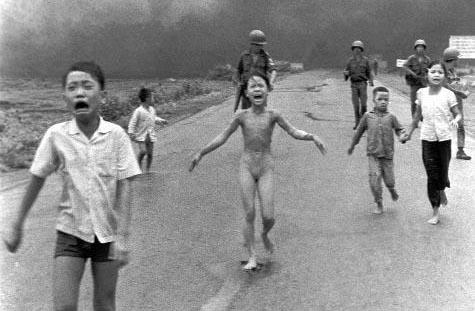Παιδιά τρέχουν να σωθούν από τις αμερικάνικες βόμβες Napalm στο Βιετνάμ 