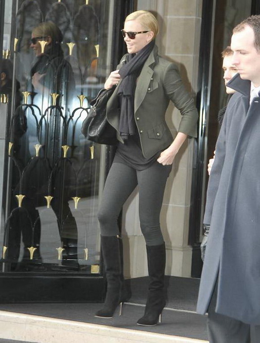 Charlize Theron look Sexy In Leggings And Boots