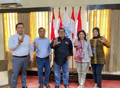 Kunjungan tim Bank Mandiri yang dipimpin oleh Branch Manager Bank Mandiri Tangerang Ahmad Yani, Frieska Sitorus memperkenalkan produk digital Bank Mandiri