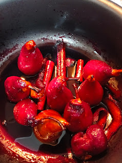 Cocinando peras al vino tinto