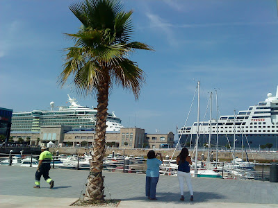 The cruise ships "Independence of the Seas" (left) and "Queen Mary 2" (right) doocked in the port of Vigo