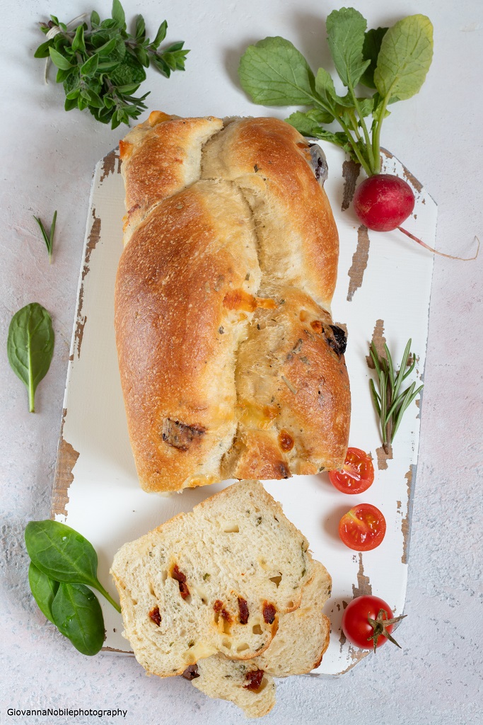 Treccia di pane con pecorino, scamorza, pomodori secchi e olive