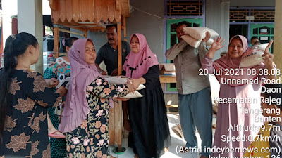 Peduli Sesama, Pasutri di Kampung Sabrang Mulya Berbagi Rezeki Di Tengah Pandemi