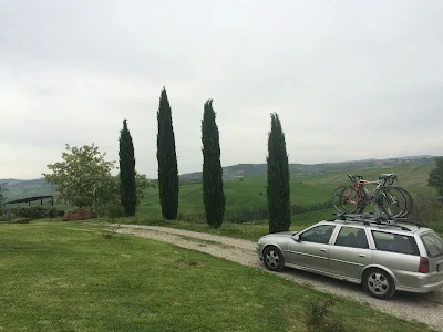 cycling tuscany carbon road bike rental bicycle shop in Pienza