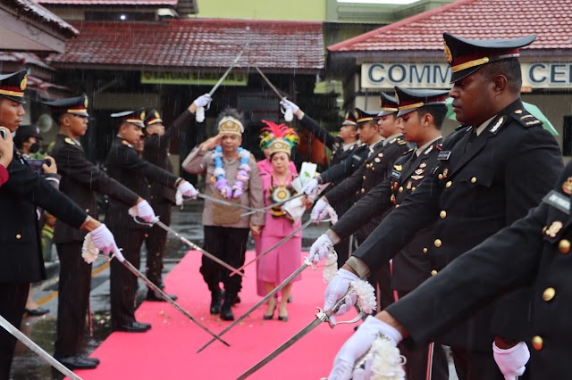 Acara Tradisi Penyambutan Kapolresta Sorong Kota