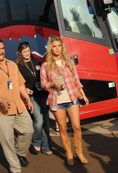 camisa-xadrez-bota-shorts