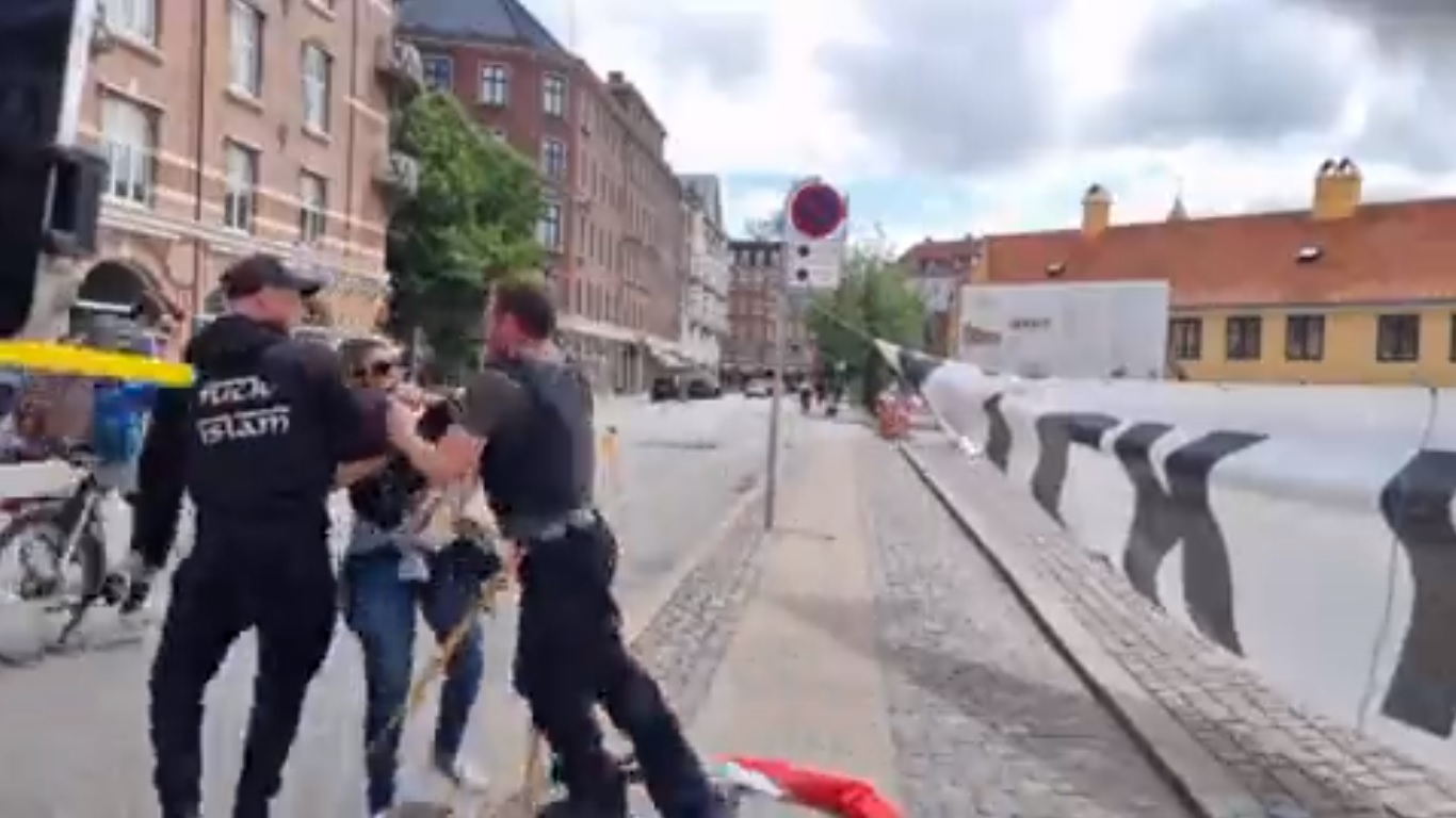فيديو شرطة الدنمارك تقوم بضرب سيدة لانها منعت شاب من حرق المصحف
