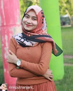 Hijabers cantik Ririn Putri Anjani