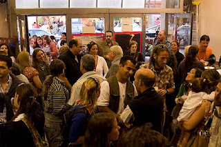 Muchos invitados reunidos en el lobby del Cine Teatro Auditorium de Puerto Madryn