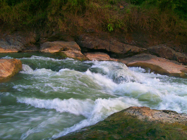 Water-splash-crashing-rocks