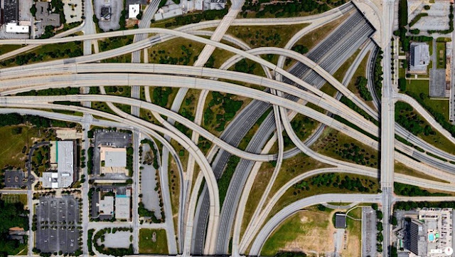 Giao lộ Tom Moreland được mệnh danh “spaghetti junction” (giao lộ mì Ý). Công trình cao tốc phức tạp ở Atlanta được thiết kế với hệ thống cầu 5 tầng chồng chéo. Dù những cây cầu trên không kết nối trực tiếp các làn với nhau, giao lộ này vẫn bị xếp vào danh sách những nút giao thông tắc nghẽn khủng khiếp tại Mỹ.