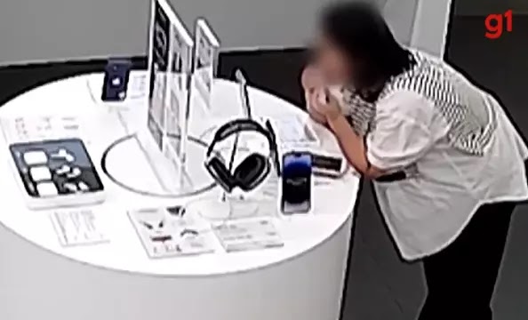 Mulher rói cabo de segurança que prendia iPhone ao balcão para roubar aparelho; vídeo mostra flagrante