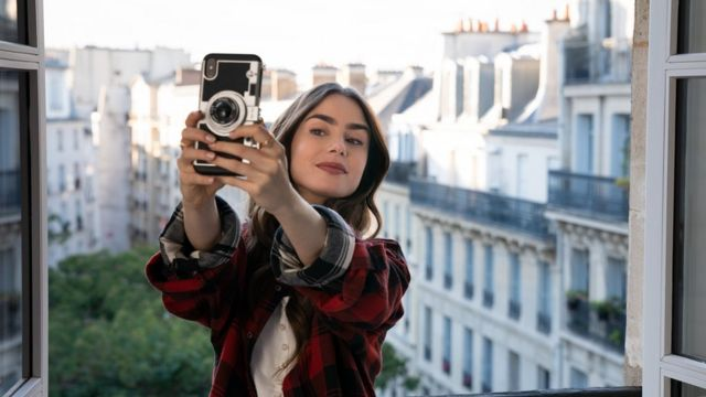 Emily em Paris selfie